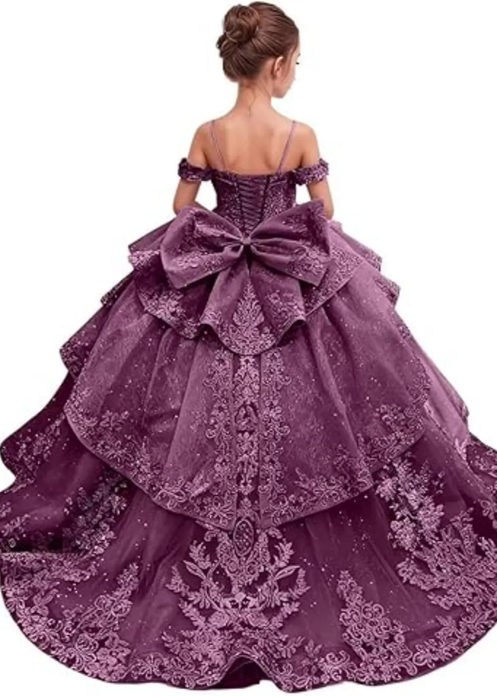 Koronkowa sukienka księżniczki z odkrytymi ramionami