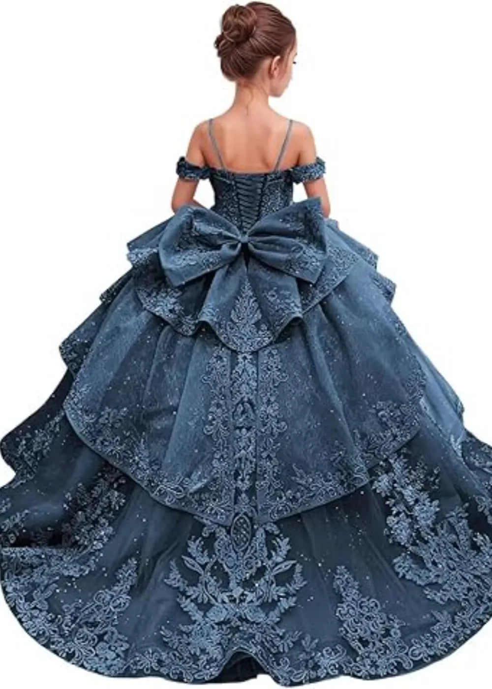 Koronkowa sukienka księżniczki z odkrytymi ramionami